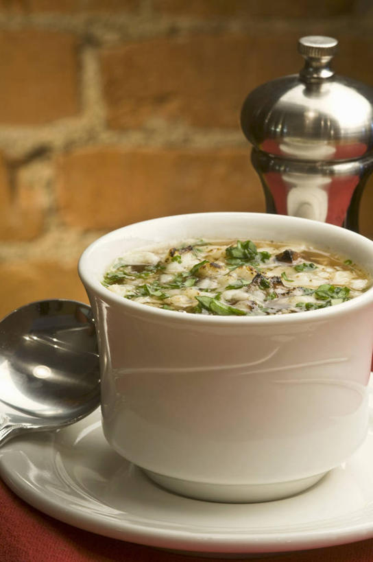 无人,竖图,室内,特写,白天,正面,烹饪,西餐,蔬菜,洋葱,杯子,餐具,厨具,阴影,朦胧,模糊,新鲜,反射,瓷器,碟子,工具,盘,影子,墙,蔬菜汤,汤,料理,食品,咖啡杯,陶瓷制品,菜肴,美食,墙壁,墙面,食物,一个,白色,盘子,碟,西式,佳肴,有机食品,绿色食品,单个,胡椒磨,玉葱,瓷杯,研磨器,胡椒研磨器,羹汤,圆葱,洋葱头,球葱,葱头,彩图