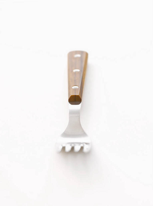 无人,竖图,俯视,室内,特写,白天,白色背景,餐桌,桌子,静物,餐具,一把,阴影,反射,叉子,影子,摄影,影棚,餐台,餐叉,进餐用具,彩图,高角度拍摄,影棚拍摄,拍摄