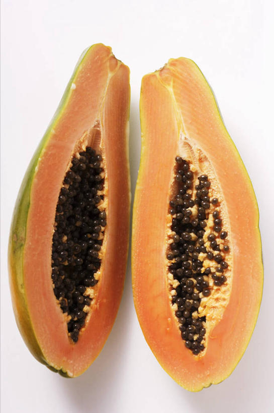 无人,竖图,俯视,室内,特写,白天,白色背景,餐桌,桌子,木瓜,水果,阴影,新鲜,反射,影子,生食,食品,果实,食物,两个,摄影,有机食品,绿色食品,影棚,餐台,横截面,剖面,奶匏,蓬生果,乳瓜,石瓜,万寿匏,截面,截面图形,万寿果,番木瓜,彩图,高角度拍摄,影棚拍摄,拍摄