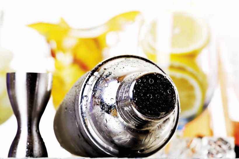 无人,横图,室内,特写,白天,正面,餐桌,桌子,柑橘,水果,阴影,朦胧,模糊,新鲜,反射,影子,生食,食品,果实,调酒器,食物,有机食品,绿色食品,餐台,调酒壶,调酒瓶,雪克杯,雪克壶,摇酒壶,摇酒器,柑桔,橘子,桔子,彩图,大红蜜橘,大红袍,红橘,黄橘,宽皮橘