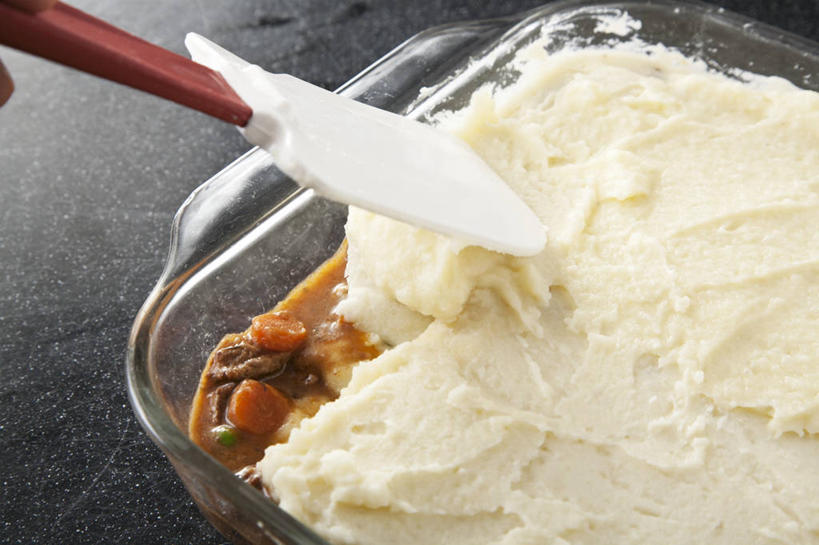 无人,横图,俯视,室内,特写,白天,烹饪,西餐,餐桌,桌子,玻璃,一堆,许多,阴影,堆叠,堆积,反射,影子,肉,料理,食品,土豆泥,菜肴,美食,肉类,玻璃制品,食物,容器,西式,佳肴,餐台,储藏,堆,储存,肉食,马铃薯泥,薯蓉,彩图,高角度拍摄,贮存