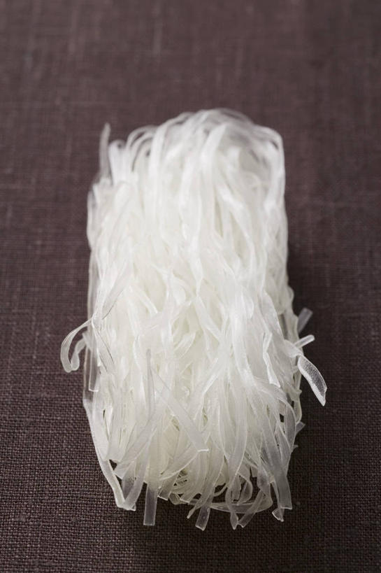 面食,面条,无人,竖图,俯视,室内,特写,白天,烹饪,中餐,餐桌,桌子,阴影,反射,影子,面,料理,食品,菜肴,美食,米粉,食物,一个,白色,中式,摄影,佳肴,影棚,单个,餐台,彩图,高角度拍摄,影棚拍摄,拍摄,桂林米粉,米面