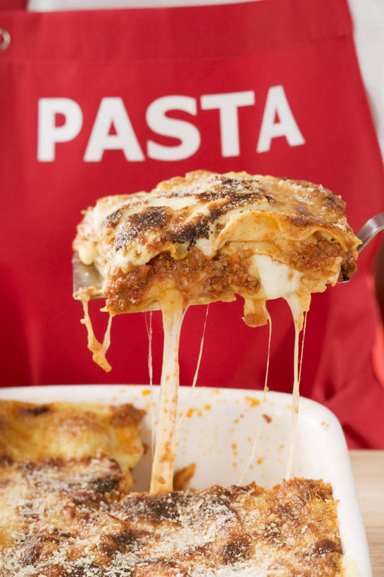 奶酪,西方人,一个人,站,竖图,俯视,室内,特写,白天,餐具,欧洲,美国,欧洲人,仅一个年轻女性,仅一个女性,仅一个人,握,阴影,反射,英文,标志,铲子,碟子,盘,围裙,文字,影子,字符,字母,干酪,起司,芝士,营养,标识,红色,盘子,碟,站着,乳酪,握着,英文字母,乳制品,北美,北美洲,美洲,发酵,科罗拉多州,科罗拉多,北亚美利加洲,亚美利加洲,百年州,年轻女性,女人,女性,白种人,站立,半身,彩图,高角度拍摄,米纳勒尔县