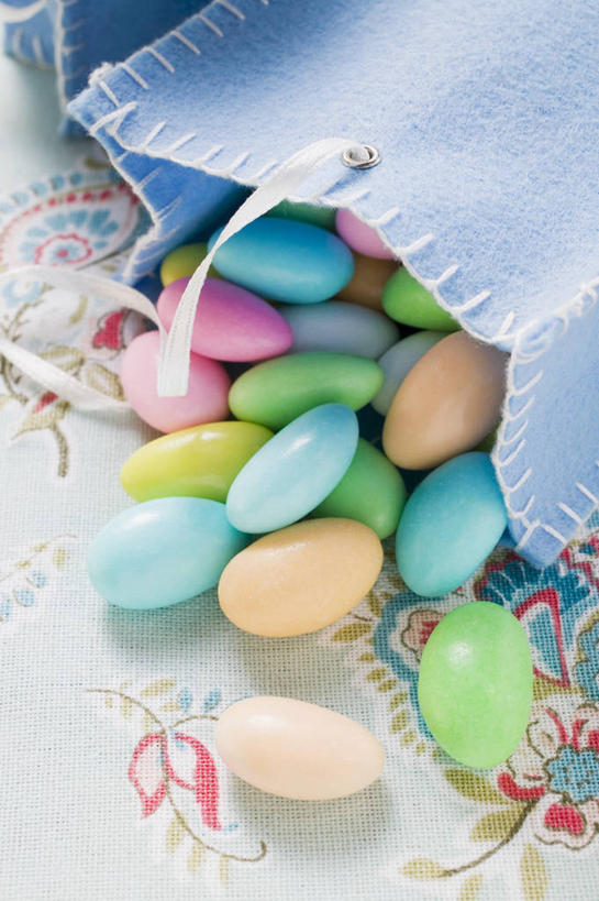 无人,竖图,俯视,彩色,室内,特写,白天,白色背景,餐桌,桌子,袋子,礼物,圣诞节,一堆,许多,阴影,堆叠,堆积,节日,庆祝,反射,包装袋,影子,纸袋,食品,糖,糖果,甜点,甜品,文化,食物,一个,甜食,庆典,摄影,礼品,影棚,单个,餐台,纪念,堆,五颜六色,色彩斑斓,礼品袋,五彩缤纷,硬糖,五彩斑斓,五光十色,杏仁糖,彩图,高角度拍摄,影棚拍摄,拍摄