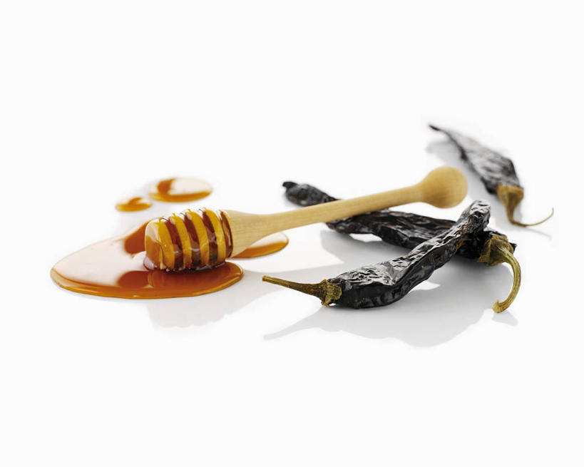 蜂蜜,无人,横图,俯视,室内,特写,白天,白色背景,餐桌,桌子,辣椒,蔬菜,阴影,新鲜,反射,影子,调味,香料,佐料,食品,食物,两个,黑色,搅拌棒,摄影,有机食品,绿色食品,影棚,餐台,配料,干辣椒,脱水,花蜜,辣角,红海椒,大椒,辣虎,广椒,止痛,作料,解毒,搅蜜棒,蜂蜜棒,冬酿,石蜜,辣子,红辣椒,海椒,番椒,彩图,高角度拍摄,影棚拍摄,拍摄,干海椒,筒筒辣角