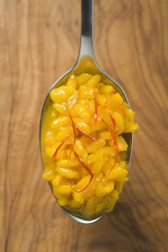 米饭,无人,竖图,俯视,室内,特写,白天,烹饪,西餐,快乐,餐桌,桌子,一把,阴影,朦胧,模糊,反射,木制,影子,勺子,调味,香料,佐料,料理,食品,饭,烩饭,菜肴,美食,藏红花,食物,木制品,调羹,汤匙,西式,佳肴,餐台,保护,番红花,迷迭香,五谷,配料,意大利调味饭,西红花,海洋之露,作料,意大利炖饭,彩图,高角度拍摄,意大利烩饭