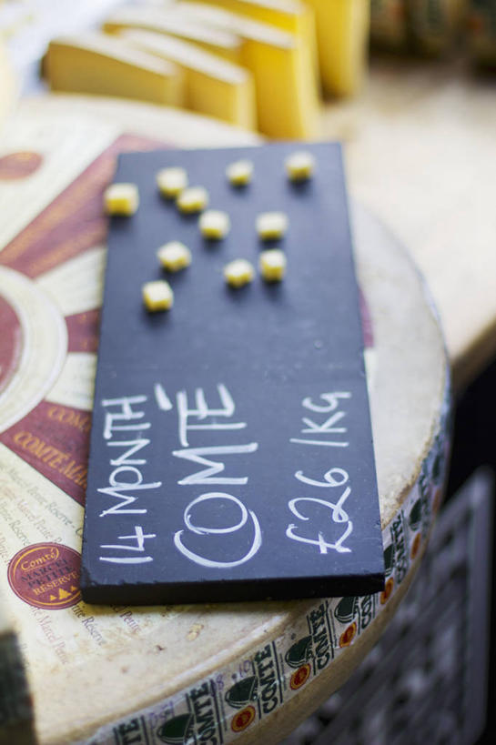 奶酪,无人,竖图,俯视,室内,特写,白天,餐桌,桌子,阴影,朦胧,模糊,反射,英文,标签,标志,文字,影子,字符,字母,干酪,起司,芝士,营养,标识,乳酪,餐台,英文字母,乳制品,横截面,发酵,剖面,阿拉伯文,阿拉伯语,阿拉伯字母,截面,截面图形,彩图,高角度拍摄