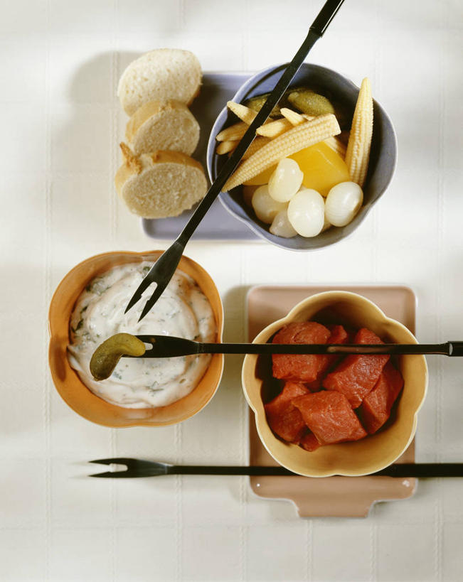 奶酪,无人,竖图,俯视,室内,特写,白天,白色背景,烹饪,西餐,餐桌,桌子,一堆,许多,阴影,堆叠,堆积,融化,反射,影子,肉,干酪,牛肉,起司,料理,食品,芝士,营养,火锅,菜肴,美食,肉类,食物,乳酪,西式,摄影,佳肴,影棚,餐台,堆,乳制品,发酵,肉食,熔化,取食签,奶酪火锅,暖锅,溶化,熔解,消溶,彩图,高角度拍摄,影棚拍摄,拍摄