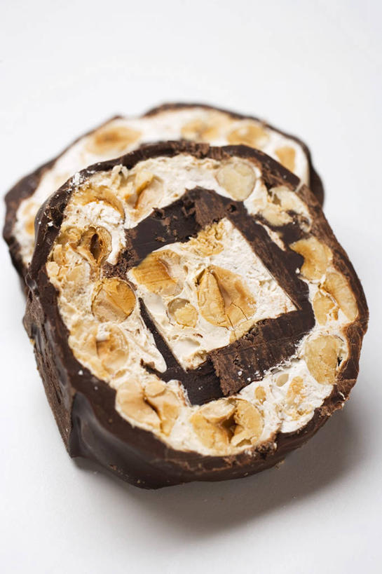 无人,竖图,俯视,室内,特写,白天,白色背景,餐桌,桌子,阴影,反射,包裹,影子,食品,糖,糖果,甜点,甜品,食物,甜食,巧克力,摄影,影棚,餐台,牛轧糖,鸟结糖,纽结糖,彩图,高角度拍摄,影棚拍摄,拍摄