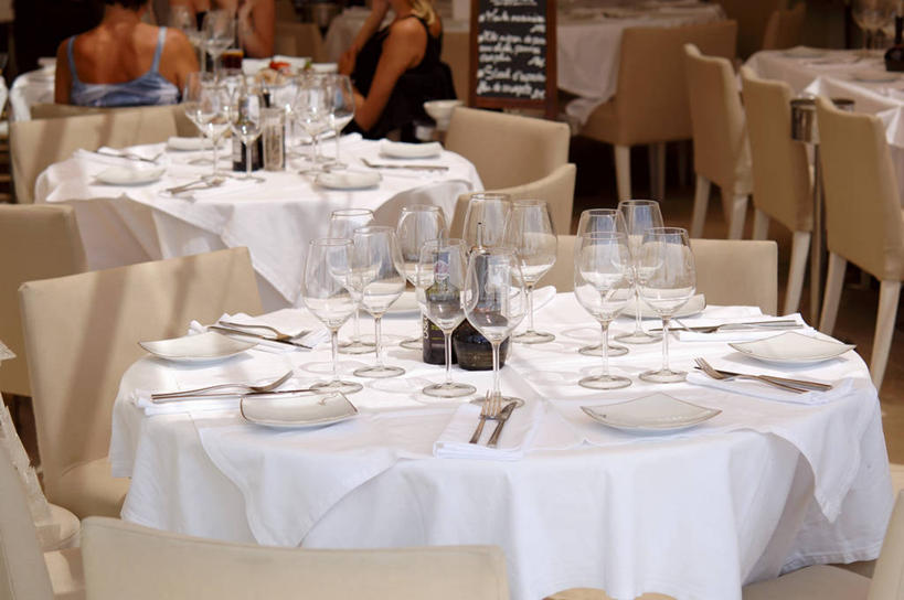 西方人,三个人,伙伴,朋友,坐,横图,室内,白天,友谊,餐桌,桌子,杯子,餐具,欧洲,欧洲人,阴影,服装,反射,英文,标志,布料,叉子,刀叉,刀子,碟子,高脚杯,盘,文字,影子,字符,字母,红酒杯,布纹,休闲装,标识,相视,玻璃制品,桌布,背面,衣服,盘子,餐巾,酒杯,黑板,碟,台布,休闲,面对面,休闲服,教学,服饰,餐台,对视,英文字母,互视,葡萄酒杯,餐刀,相对,餐叉,相看,耐磨,教学黑板,友情,年轻女性,女人,女性,白种人,玻璃杯,进餐用具,坐着,半身,彩图