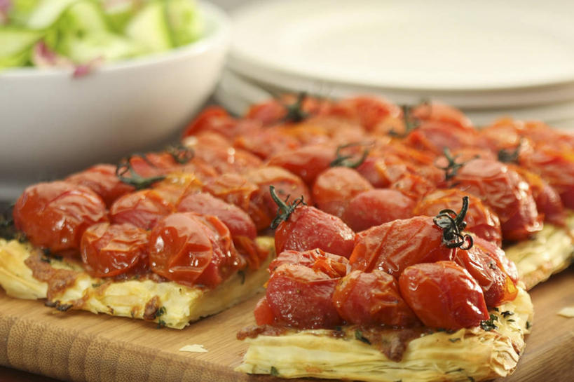 点心,无人,横图,俯视,室内,特写,白天,下午茶,餐桌,桌子,蔬菜,西红柿,小番茄,餐具,一堆,许多,阴影,堆叠,堆积,朦胧,模糊,新鲜,反射,碟子,盘,影子,陶瓷,食品,陶瓷制品,蛋挞,食物,糕点,红色,白色,盘子,容器,碟,碗,有机食品,绿色食品,餐台,储藏,堆,储存,奶酥,蛋塔,小西红柿,樱桃小番茄,珍珠小番茄,樱桃番茄,圣女果,番茄,彩图,高角度拍摄,贮存