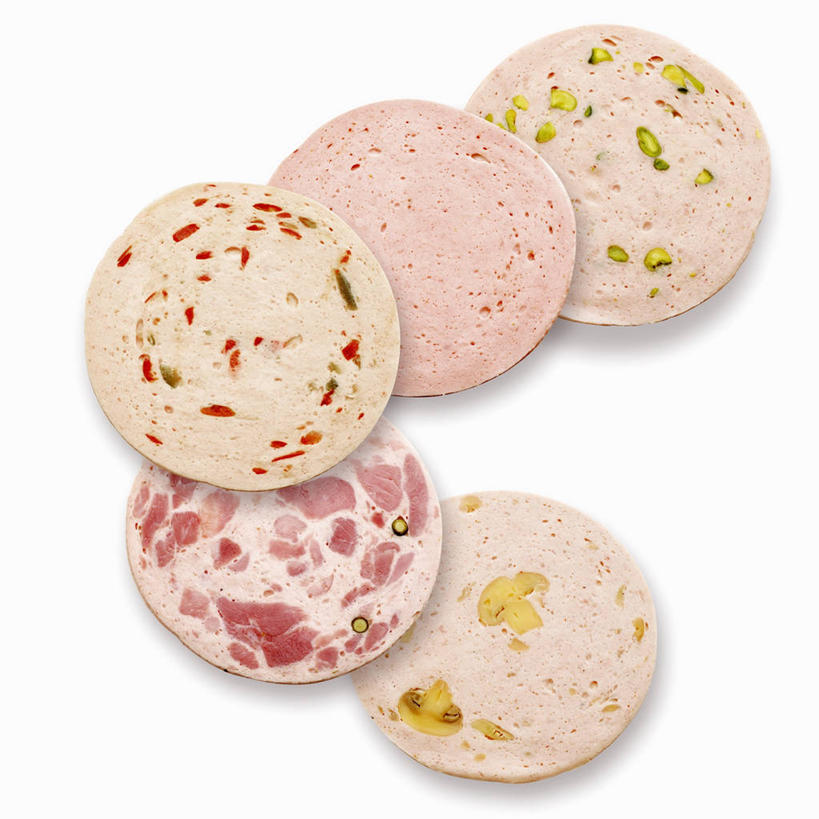 无人,方图,俯视,室内,特写,白天,白色背景,桌面,桌子,一堆,阴影,堆叠,堆积,反射,纹路,木制,纹理,影子,香肠,腊肠,五片,木制品,摄影,影棚,堆,肌理,德式香肠,彩图,高角度拍摄,影棚拍摄,拍摄