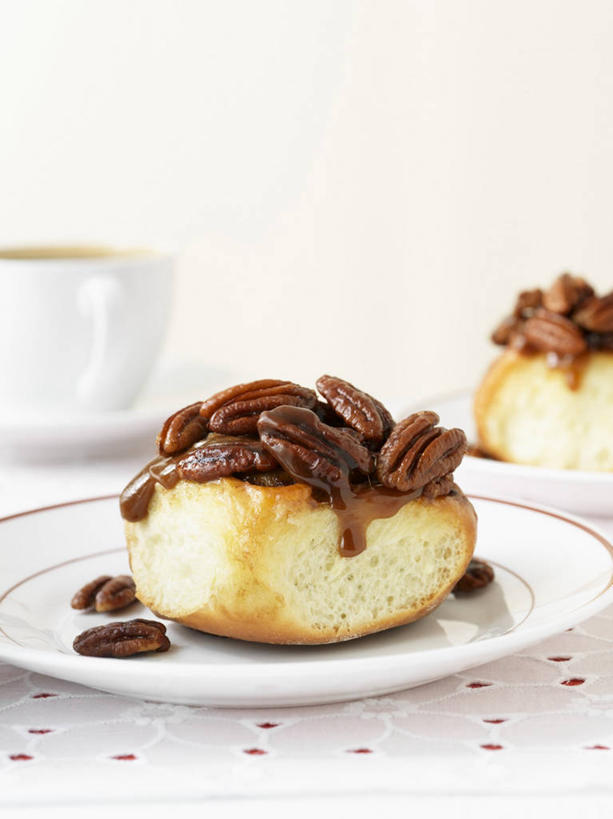 点心,面包,无人,竖图,俯视,室内,特写,白天,白色背景,桌面,桌子,杯子,餐具,阴影,反射,木制,瓷器,碟子,盘,影子,核桃,食品,坚果,面点,果实,咖啡杯,陶瓷制品,一杯,食物,糕点,盘子,木制品,碟,干果,摄影,影棚,瓷杯,小核桃,小圆面包,山核桃,胡桃,羌桃,美洲山核桃,彩图,高角度拍摄,影棚拍摄,拍摄