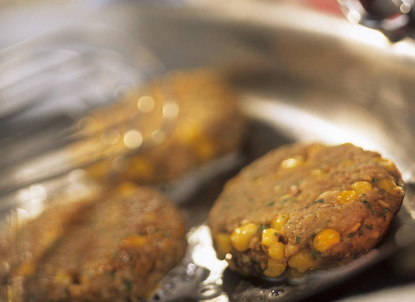 无人,横图,俯视,室内,特写,白天,玉米,阴影,朦胧,模糊,反射,棒子,烤盘,影子,玉蜀黍,肉,牛肉,汉堡包,肉饼,肉类,三个,苞米,苞芦,肉食,苞谷,包谷,大蜀黍,番麦,薏米包,玉高粱,玉麦,珍珠米,彩图,高角度拍摄,汉堡饼,汉堡肉饼