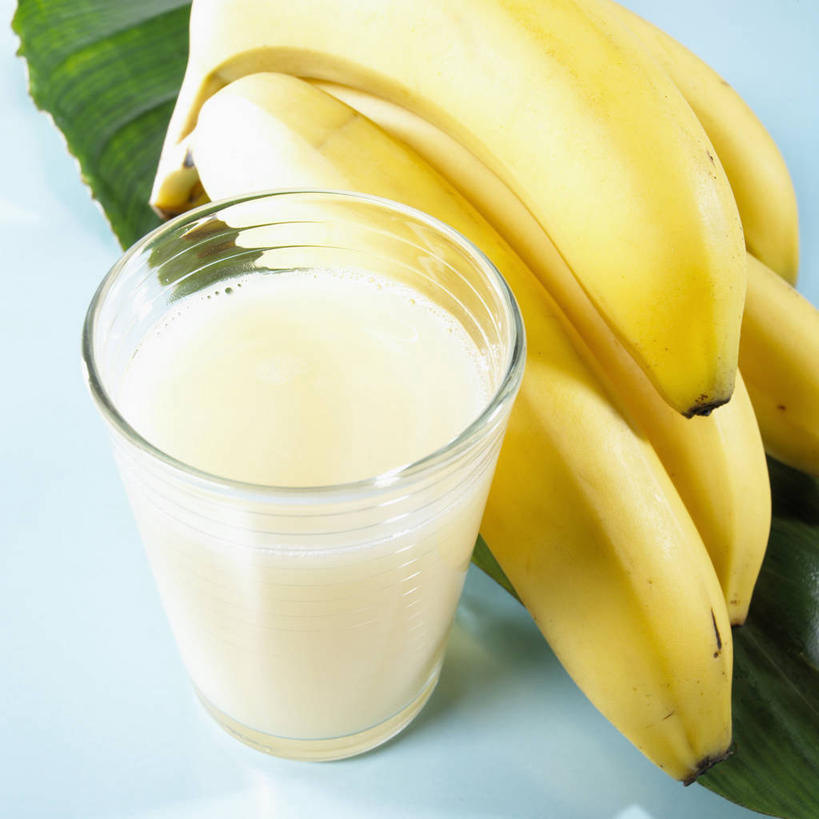 果汁,无人,方图,俯视,室内,特写,白天,桌面,桌子,香蕉,杯子,水果,叶子,阴影,蓝色背景,新鲜,反射,木制,影子,生食,食品,果实,绿叶,饮品,一杯,玻璃制品,食物,饮料,木制品,水杯,嫩叶,摄影,有机食品,绿色食品,影棚,可口,香蕉汁,适口,叶,叶片,玻璃杯,甘蕉,彩图,高角度拍摄,影棚拍摄,拍摄