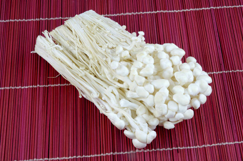 无人,横图,俯视,室内,特写,白天,桌面,桌子,蔬菜,一堆,许多,阴影,堆叠,堆积,新鲜,反射,木制,席子,影子,竹席,金针菇,菌菇,食品,菌类,食物,红色,白色,木制品,食用菌,摄影,有机食品,绿色食品,影棚,堆,构菌,金菇,毛柄金钱菌,银针菇,智力菇,彩图,高角度拍摄,影棚拍摄,拍摄