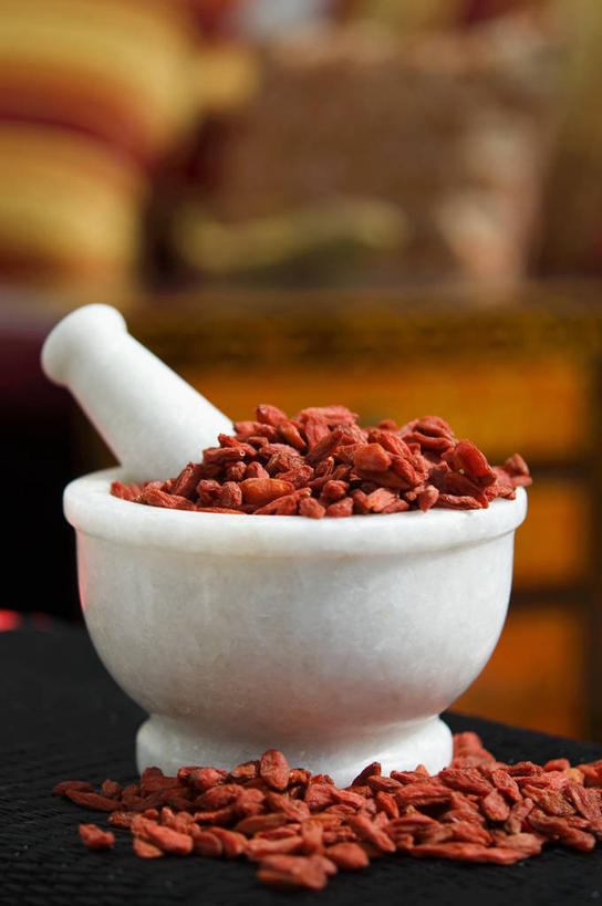 无人,竖图,室内,特写,白天,正面,植物,桌面,桌子,一堆,许多,阴影,堆叠,堆积,朦胧,模糊,反射,木制,影子,果实,草药,药草,中药,一个,木制品,器皿,单个,堆,枸杞子,枸杞,研磨,臼杵,药材,中草药,研杵,中药材,本草,研钵,臼,苟起子,枸杞豆,枸杞果,血杞子,彩图