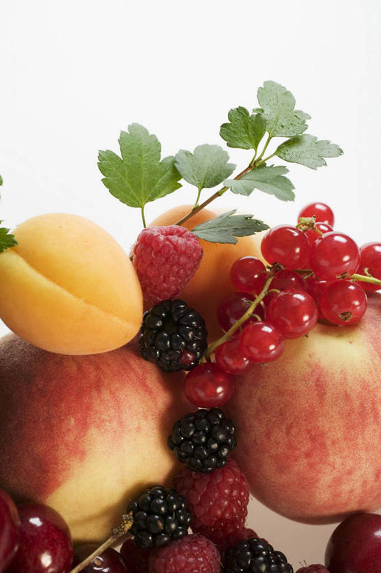 无人,竖图,俯视,室内,特写,白天,白色背景,苹果,浆果,黑莓,桃子,水果,叶子,一堆,许多,阴影,堆叠,堆积,新鲜,反射,影子,灯笼果,生食,食品,果实,绿叶,食物,红色,红苹果,嫩叶,黄桃,摄影,有机食品,绿色食品,影棚,堆,红醋栗,肺果,露莓,叶,叶片,醋栗,彩图,高角度拍摄,影棚拍摄,拍摄