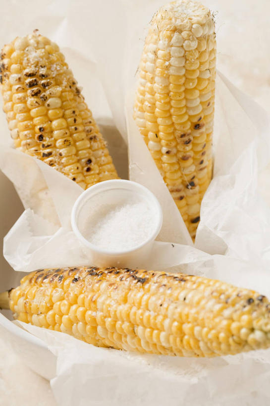 无人,交叉,竖图,俯视,室内,特写,白天,白色背景,烧烤,玉米,桌面,桌子,竹子,阴影,竹制,编织,反射,木制,棒子,包装,包装纸,篮子,影子,纸,陶瓷,玉蜀黍,调料,盐,陶瓷制品,纸张,调味品,调味料,食盐,一个,木制品,容器,竹篮,碗,摄影,影棚,单个,储藏,竹条,交织,苞米,包装材料,竹制品,储存,苞芦,苞谷,包谷,大蜀黍,番麦,薏米包,玉高粱,玉麦,珍珠米,穿插,彩图,高角度拍摄,影棚拍摄,拍摄,甜玉米,防油纸,贮存