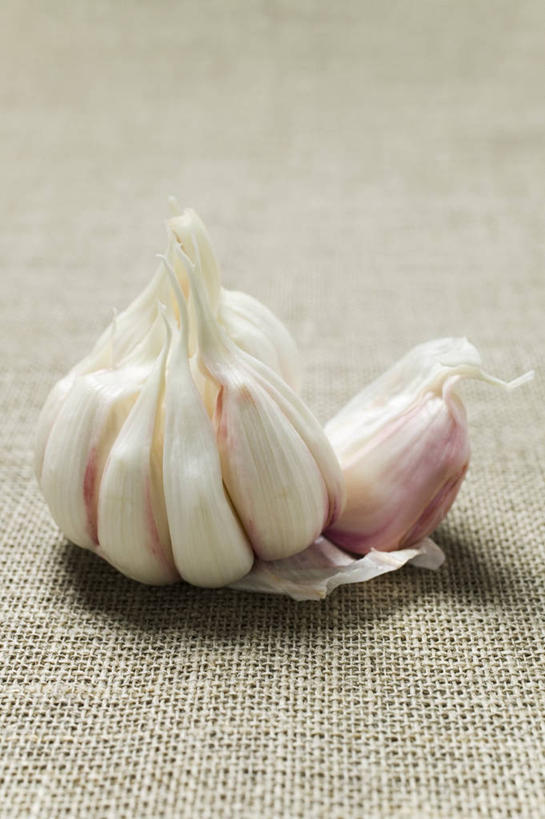 无人,竖图,俯视,室内,特写,白天,桌面,桌子,蔬菜,蒜,阴影,朦胧,模糊,新鲜,反射,木制,影子,食品,蒜头,食物,木制品,剥开,有机食品,绿色食品,胡蒜,大蒜,彩图,高角度拍摄