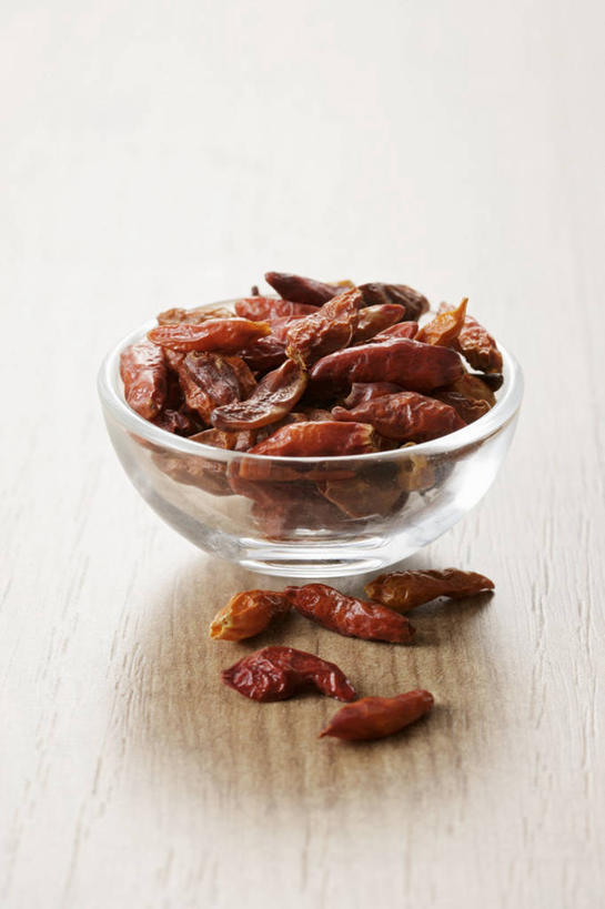 无人,竖图,俯视,室内,特写,白天,白色背景,桌面,桌子,辣椒,玻璃,一堆,许多,阴影,堆叠,堆积,朦胧,模糊,反射,木制,影子,玻璃制品,一个,木制品,容器,碗,摄影,影棚,单个,储藏,堆,储存,干辣椒,脱水,辣角,红海椒,大椒,辣虎,广椒,辣子,红辣椒,海椒,番椒,彩图,高角度拍摄,影棚拍摄,拍摄,干海椒,筒筒辣角,贮存