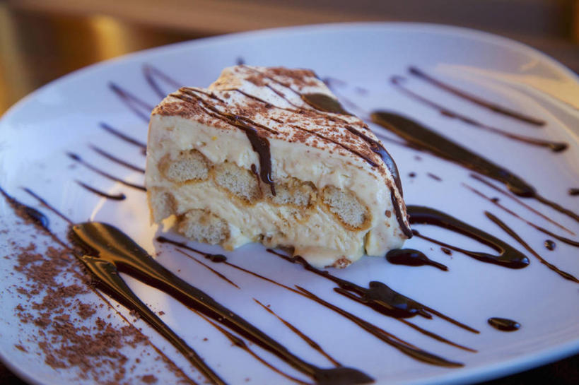 点心,无人,横图,俯视,室内,特写,白天,下午茶,桌面,桌子,餐具,阴影,朦胧,模糊,反射,木制,碟子,盘,影子,食品,糖,糖果,甜点,甜品,提拉米苏,食物,糕点,盘子,木制品,碟,甜食,巧克力,朱古力,意大利蛋糕,彩图,高角度拍摄,蛋糕