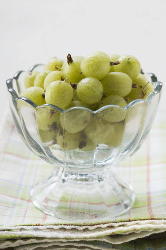 无人,竖图,俯视,室内,特写,白天,白色背景,桌面,桌子,葡萄,水果,玻璃,一堆,许多,阴影,堆叠,堆积,新鲜,反射,木制,影子,生食,食品,果实,提子,玻璃制品,食物,一个,餐巾,木制品,容器,碗,摄影,有机食品,绿色食品,影棚,单个,储藏,堆,储存,葡萄之王,保洁方巾,口布,山葫芦,蒲桃,草龙珠,彩图,高角度拍摄,影棚拍摄,拍摄,贮存