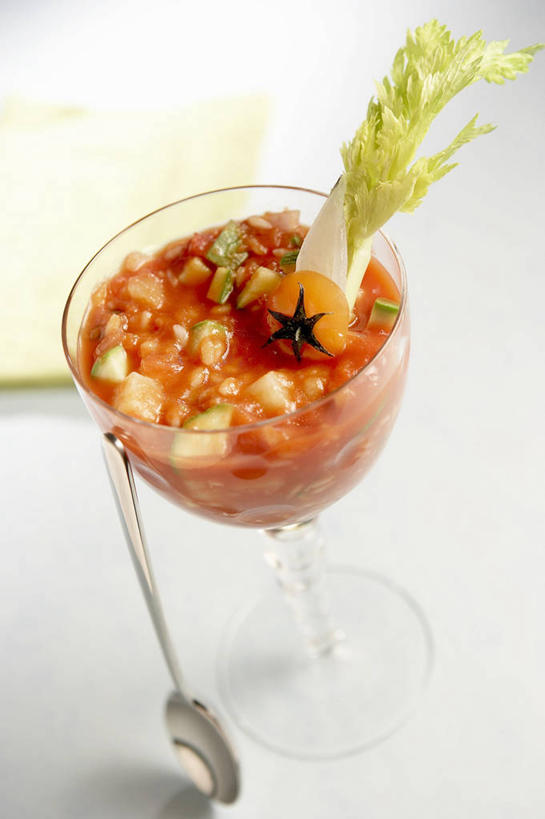 无人,竖图,俯视,室内,特写,白天,白色背景,烹饪,西餐,桌面,桌子,芹菜,蔬菜,西红柿,杯子,阴影,朦胧,模糊,新鲜,反射,木制,高脚杯,影子,勺子,蔬菜汤,汤,料理,食品,红酒杯,一杯,菜肴,美食,玻璃制品,食物,餐巾,酒杯,木制品,调羹,汤匙,西式,摄影,佳肴,有机食品,绿色食品,影棚,葡萄酒杯,羹汤,保洁方巾,口布,玻璃杯,药芹,水芹,旱芹,番茄,彩图,高角度拍摄,影棚拍摄,拍摄