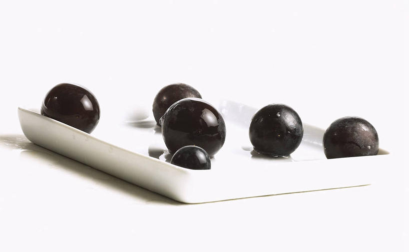 无人,横图,俯视,室内,特写,白天,白色背景,桌面,桌子,葡萄,餐具,水果,阴影,新鲜,反射,木制,碟子,盘,影子,生食,食品,果实,食物,盘子,木制品,碟,摄影,有机食品,绿色食品,影棚,山葫芦,蒲桃,草龙珠,彩图,高角度拍摄,影棚拍摄,拍摄,黑葡萄