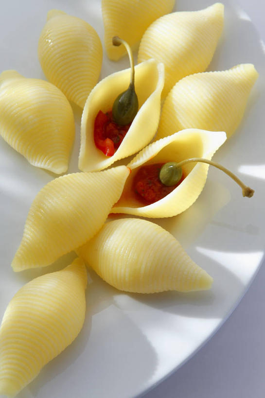 面食,面条,意大利面,无人,竖图,俯视,室内,特写,白天,白色背景,西餐,桌面,桌子,蔬菜,西红柿,小番茄,餐具,水果,阴影,新鲜,反射,木制,碟子,盘,影子,调味,面,香料,佐料,料理,食品,果实,草药,食物,盘子,木制品,碟,西式,摄影,有机食品,绿色食品,影棚,贝壳面,配料,草本,罗望子,作料,酸豆,酸角,小西红柿,樱桃小番茄,珍珠小番茄,樱桃番茄,圣女果,番茄,彩图,高角度拍摄,影棚拍摄,拍摄