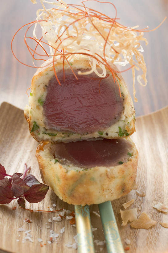 点心,面包,无人,竖图,俯视,室内,特写,白天,桌面,桌子,阴影,反射,木制,影子,肉,食品,面点,肉类,食物,糕点,木制品,肉食,白面包,鹿肉,彩图,高角度拍摄