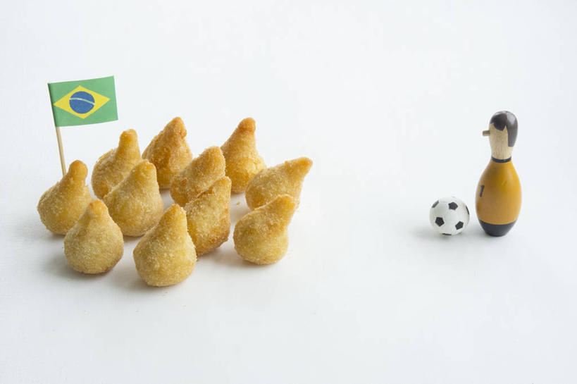 点心,无人,横图,俯视,室内,特写,白天,白色背景,锻炼,运动,足球,桌面,桌子,旗帜,国旗,阴影,反射,木制,影子,食品,甜点,甜品,保龄球瓶,足球装备,速度,娱乐,运动器械,食物,糕点,木制品,甜食,健身器械,力量,平衡,摄影,影棚,技巧,协调,健身器材,灵敏,柔韧,趣味,蹴鞠,耐力,抗争,球瓶,体育,足球运动,旗,彩图,高角度拍摄,影棚拍摄,健身,拍摄,巴西国旗,运动器材