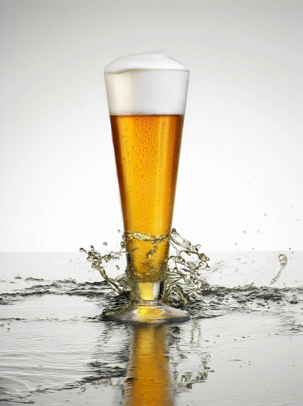 啤酒,无人,竖图,室内,特写,白天,白色背景,正面,桌面,桌子,杯子,阴影,飞溅,溅,反射,木制,液体,影子,水滴,酒类,一杯,玻璃制品,酒,水珠,饮料,一个,酒杯,木制品,啤酒杯,摄影,影棚,单个,喷洒,玻璃杯,彩图,影棚拍摄,拍摄,全麦啤酒