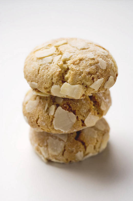 点心,无人,竖图,俯视,室内,特写,白天,白色背景,桌面,桌子,杏仁,一排,阴影,整齐,反射,木制,影子,食品,食物,排列,三个,木制品,饼干,零食,摄影,影棚,堆,队列,杏子,杏梅仁,杏核仁,木落子,苦杏仁,彩图,高角度拍摄,影棚拍摄,拍摄,杏仁饼干,意大利杏仁饼干