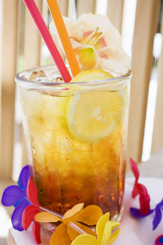 无人,竖图,室内,特写,白天,正面,桌面,桌子,柠檬,杯子,水果,阴影,朦胧,模糊,新鲜,盛开,反射,木制,影子,生食,汽水,食品,朱顶红,果实,柠檬水,饮品,花蕾,玻璃制品,花,花瓣,花朵,鲜花,食物,饮料,一个,木制品,水杯,碳酸饮料,花苞,花蕊,有机食品,绿色食品,单个,百枝莲,柱顶红,孤挺花,华胄兰,对红,可口,适口,玻璃杯,益母果,柠果,彩图,荷兰水