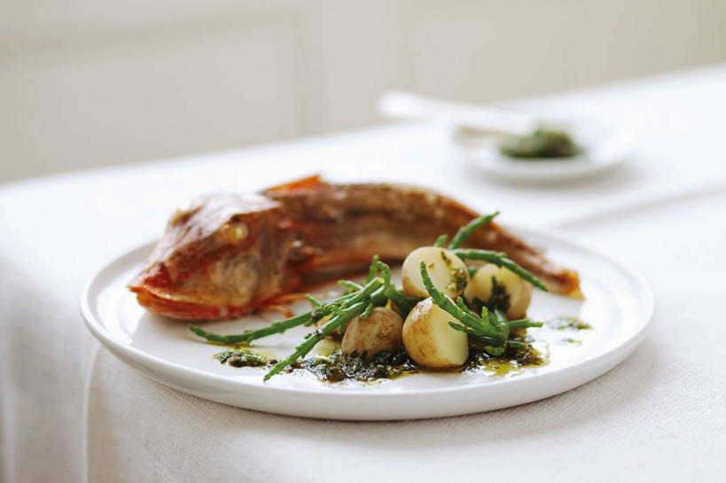 无人,横图,俯视,室内,特写,白天,烹饪,西餐,桌面,桌子,蔬菜,土豆,餐具,阴影,朦胧,模糊,新鲜,反射,木制,鱼,碟子,盘,影子,肉,鱼肉,料理,食品,水产,菜肴,美食,肉类,鱼类,食物,一个,盘子,木制品,碟,西式,佳肴,有机食品,绿色食品,单个,水生动物,水生物,鳊鱼,肉食,武昌鱼,馍馍蛋,鳊花,槎头鳊,缩项鳊,鲂鱼,洋芋,山药蛋,马铃薯,彩图,高角度拍摄