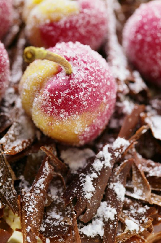 点心,无人,竖图,俯视,室内,特写,白天,下午茶,樱桃,水果,朦胧,模糊,新鲜,粉末,调料,生食,食品,糖,糖果,甜点,甜品,果实,调味品,调味料,食物,糕点,甜食,巧克力,粉,有机食品,绿色食品,朱古力,黑巧克力,粉状,粉剂,黑森林,樱珠,莺桃,英桃,楔桃,牛桃,荆桃,彩图,高角度拍摄,黑森林蛋糕,黑森林樱桃蛋糕,蛋糕