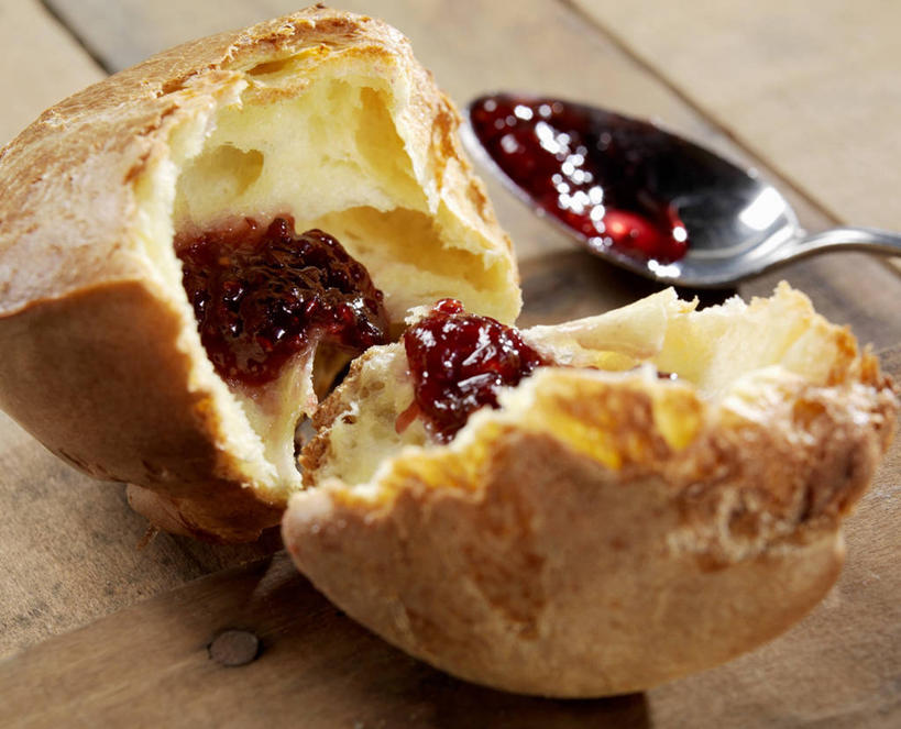 点心,面包,无人,横图,俯视,室内,特写,白天,桌面,桌子,金属制品,阴影,反射,金属,木制,影子,勺子,食品,面点,食物,糕点,木制品,调羹,汤匙,果酱,果子酱,彩图,高角度拍摄