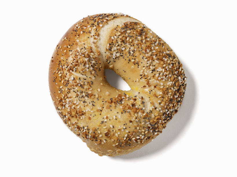 点心,面包,无人,横图,俯视,室内,特写,白天,白色背景,桌面,桌子,阴影,反射,木制,影子,芝麻,食品,面点,食物,糕点,一个,木制品,摄影,影棚,单个,罂粟籽,脂麻,胡麻,白麻,巨胜子,油麻,百吉饼,贝果面包,阿芙蓉,彩图,高角度拍摄,影棚拍摄,拍摄,米囊,御米