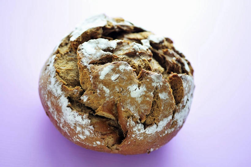 点心,面包,无人,横图,俯视,室内,特写,白天,桌面,桌子,阴影,紫色背景,反射,木制,影子,食品,面点,食物,糕点,一个,木制品,摄影,影棚,单个,彩图,高角度拍摄,影棚拍摄,拍摄