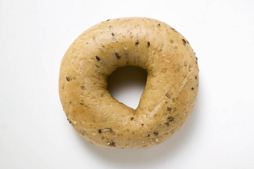 点心,面包,无人,横图,俯视,室内,特写,白天,白色背景,桌面,桌子,阴影,反射,木制,影子,食品,面点,食物,糕点,一个,木制品,摄影,影棚,单个,百吉饼,贝果面包,彩图,高角度拍摄,影棚拍摄,拍摄