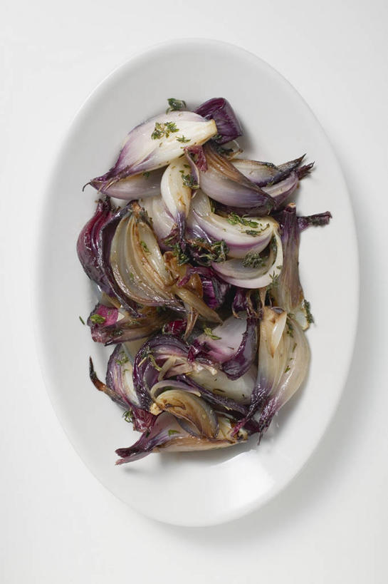 无人,竖图,俯视,室内,特写,白天,白色背景,桌面,桌子,蔬菜,洋葱,餐具,阴影,新鲜,反射,木制,碟子,盘,影子,食品,食物,一个,盘子,木制品,碟,摄影,有机食品,绿色食品,影棚,单个,玉葱,圆葱,洋葱头,球葱,葱头,彩图,高角度拍摄,影棚拍摄,拍摄,红洋葱