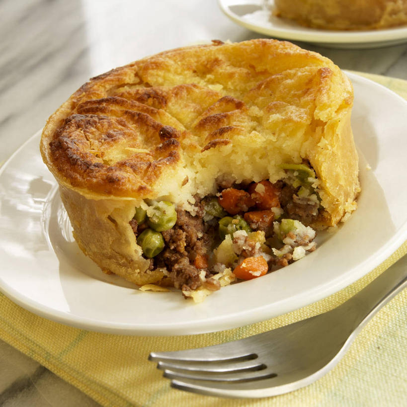 点心,无人,方图,俯视,室内,特写,白天,桌面,桌子,蔬菜,土豆,餐具,金属制品,阴影,新鲜,反射,金属,木制,叉子,碟子,盘,影子,肉,食品,面点,肉饼,肉类,食物,糕点,盘子,木制品,碟,有机食品,绿色食品,肉食,餐叉,馍馍蛋,进餐用具,洋芋,山药蛋,马铃薯,彩图,高角度拍摄,土豆肉饼