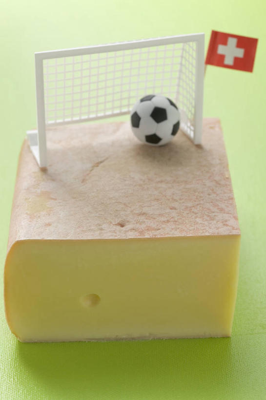 奶酪,无人,竖图,俯视,室内,特写,白天,足球,桌面,桌子,旗帜,国旗,一块,绿色背景,阴影,反射,木制,影子,球网,干酪,起司,足球装备,芝士,营养,运动器械,一个,木制品,健身器械,乳酪,摄影,影棚,单个,乳制品,健身器材,发酵,瑞士国旗,蹴鞠,足球运动,旗,彩图,高角度拍摄,影棚拍摄,拍摄,运动器材