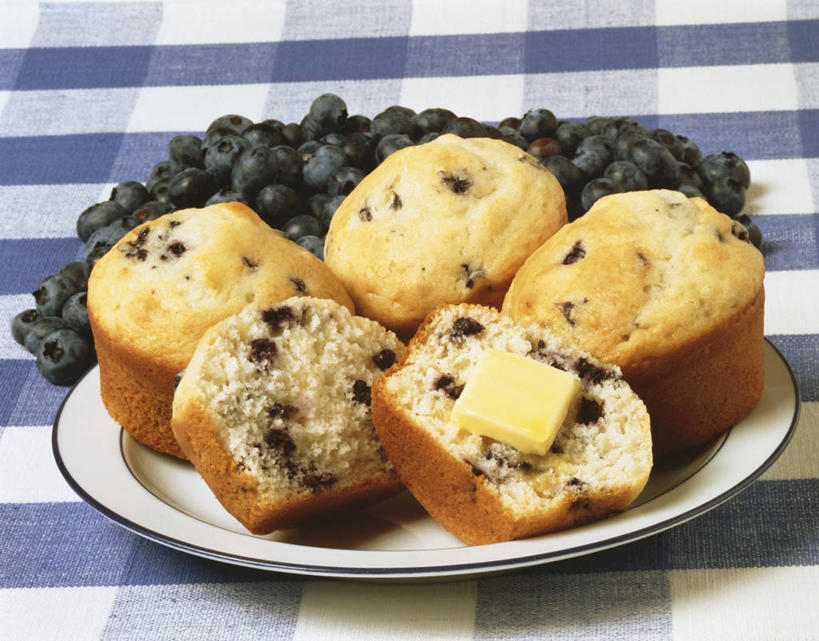 点心,无人,横图,俯视,室内,特写,白天,下午茶,桌面,桌子,浆果,蓝莓,餐具,水果,阴影,新鲜,反射,木制,布料,碟子,盘,影子,生食,食品,果实,布纹,松饼,桌布,食物,糕点,一个,盘子,餐巾,木制品,碟,台布,有机食品,绿色食品,单个,玛芬蛋糕,山都柿,蓝浆果,蓝靛果,彩图,高角度拍摄,蓝莓松饼