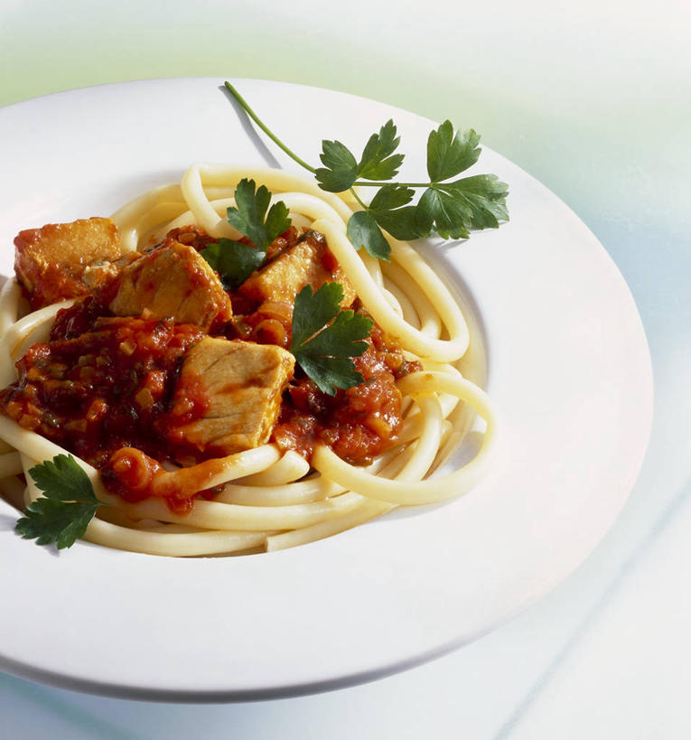 海鲜,面食,通心粉,无人,竖图,俯视,室内,特写,白天,西餐,桌面,桌子,蔬菜,西红柿,餐具,叶子,阴影,新鲜,反射,木制,碟子,盘,影子,香菜,调料,酱料,酱汁,面,茄汁,通心面,佐料,料理,食品,绿叶,鲣鱼,调味品,调味料,番茄酱,水产,酱,海洋生物,食物,一个,盘子,木制品,碟,嫩叶,西式,有机食品,绿色食品,单个,水生动物,海产品,水生物,海底动物,胡菜,香荽,原荽,园荽,芫荽,小金枪鱼,炸弹鱼,胡荽,莞荽,芫茜,芫蓿,莚葛草,莚荽菜,柴鱼,鲣节,叶,叶片,番茄,彩图,高角度拍摄