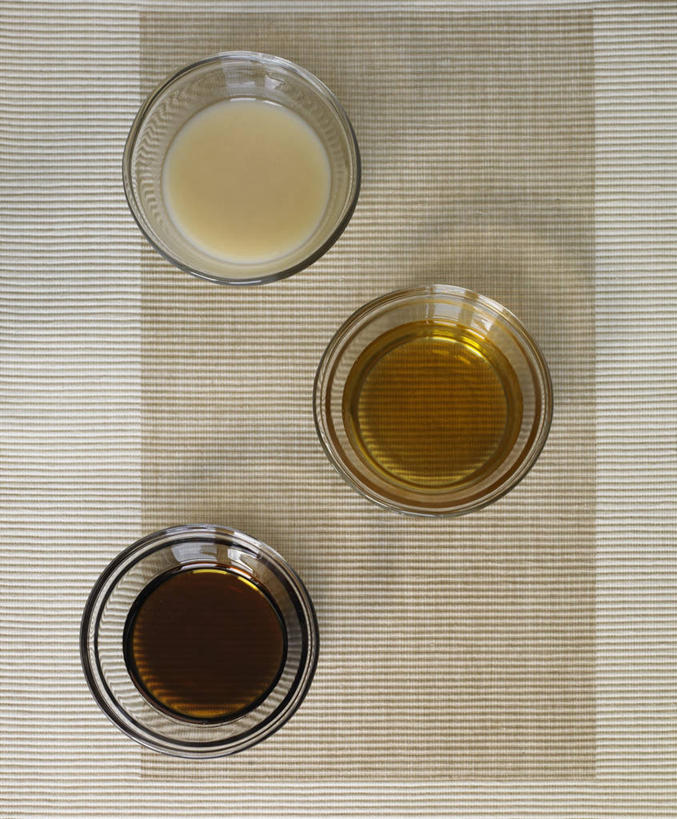 果汁,无人,竖图,俯视,室内,特写,白天,桌面,桌子,苹果,水果,玻璃,阴影,新鲜,反射,木制,影子,生食,食品,果实,饮品,玻璃制品,食物,饮料,三个,木制品,容器,碗,苹果汁,有机食品,绿色食品,储藏,储存,可口,适口,彩图,高角度拍摄,贮存