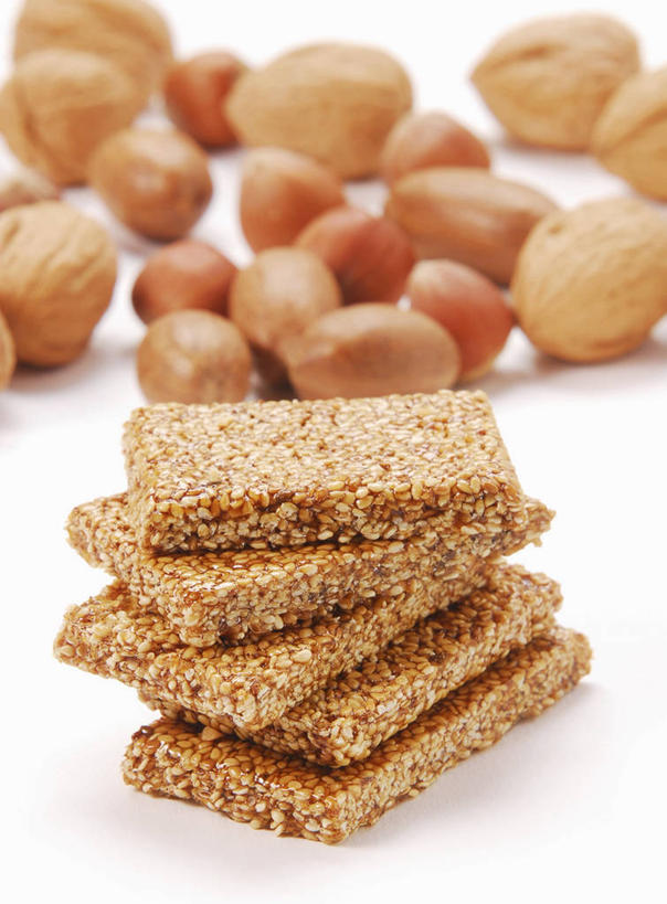 无人,竖图,俯视,室内,特写,白天,白色背景,桌面,桌子,阴影,反射,木制,影子,芝麻,食品,糖,糖果,坚果,甜点,甜品,果实,软糖,食物,木制品,甜食,干果,摄影,影棚,榛子,巴西栗,巴西坚果,巴西果,脂麻,胡麻,白麻,巨胜子,油麻,山板栗,鲍鱼果,彩图,高角度拍摄,影棚拍摄,拍摄