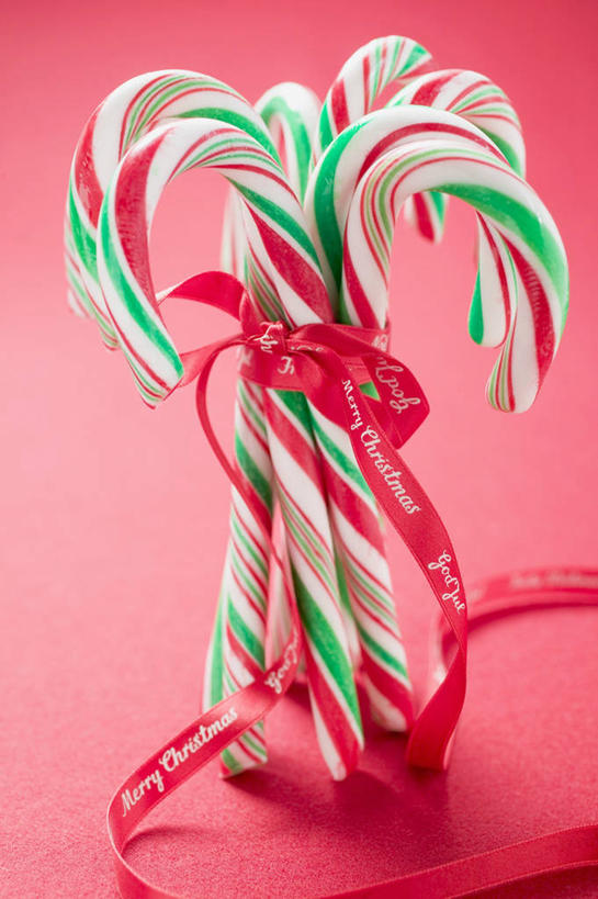 无人,竖图,俯视,室内,特写,白天,餐桌,桌子,圣诞节,许多,阴影,红色背景,条纹,节日,庆祝,反射,英文,标志,丝绸,丝带,文字,影子,字符,字母,食品,糖,糖果,甜点,甜品,缎带,很多,文化,标识,绸带,食物,红色,绿色,白色,甜食,庆典,摄影,影棚,餐台,纪念,英文字母,绑扎,硬糖,拐杖糖,彩图,高角度拍摄,影棚拍摄,拍摄