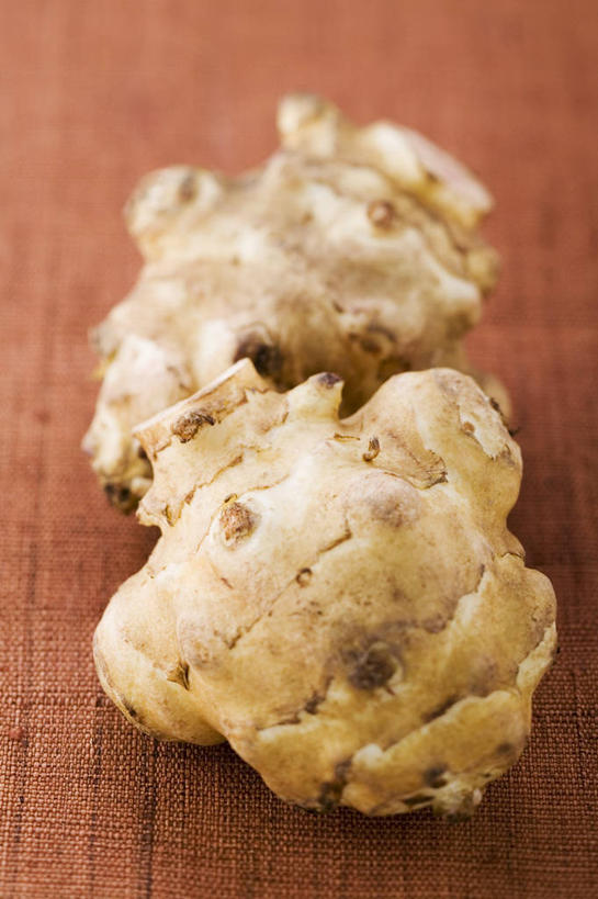 无人,竖图,俯视,室内,特写,白天,餐桌,桌子,姜,蔬菜,阴影,新鲜,反射,影子,食品,食物,两个,有机食品,绿色食品,餐台,止咳,止痛,解毒,发汗,温肺,温胃,行气,止呕,百辣云,生姜,老姜,彩图,高角度拍摄,散寒